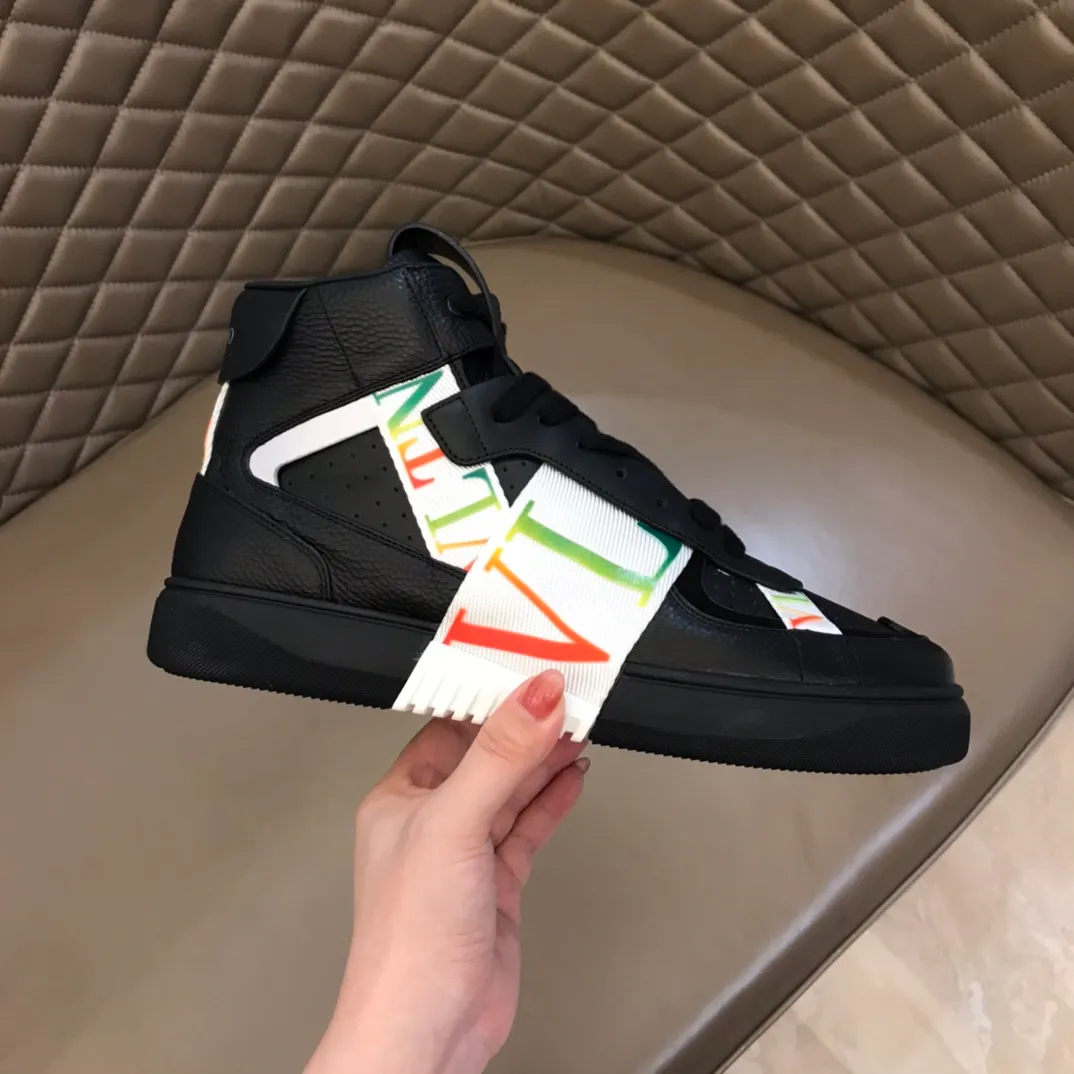 p480 "VALETINO**" new high-top 🆕 calfskin lace-up sneakers. No man should be able to refuse these shoes. The classic color scheme is so handsome! Purchase a high-precision replica of the original version to instantly sell off the market currency! 6 VLTN logo rubber effect straps - Valentino Garavani Logo printed on the back and tongue, all materials are customized to ensure quality! Size: 38-44